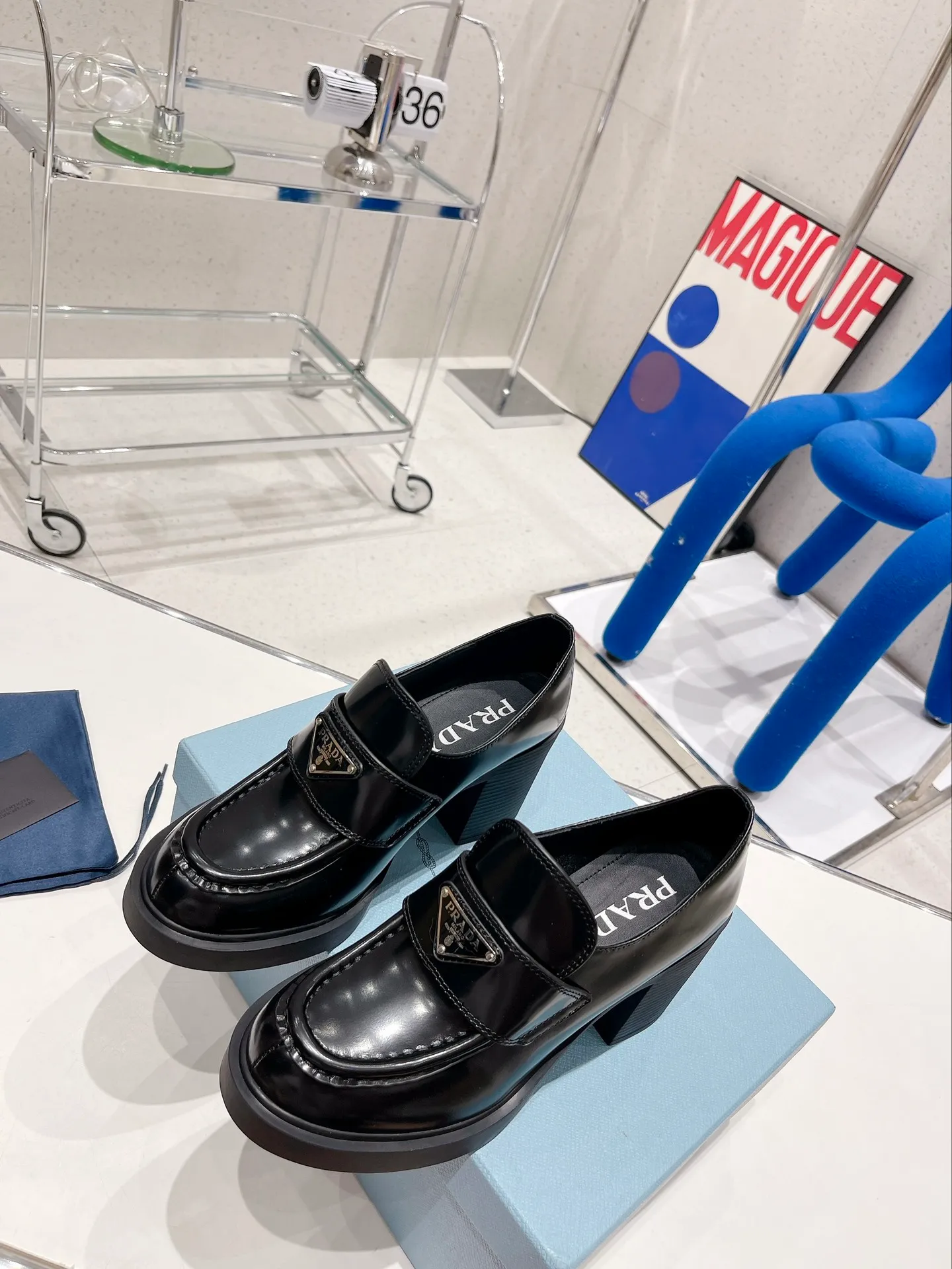 ✨Ex-factory price p520✨ Women's shoes Women's clothing ✨Ex-factory price prada Prada 2022 autumn and winter high-heeled loafers Classic triangular loafers, high-heeled style The slightly wide shoe shape is matched with a thick high-heeled shape, which is very coordinated and does not seem clumsy at all. Moreover, the one-piece sole has the comfort of sports shoes. You can instantly increase your height by 7.5cm after wearing it. A must-have item that combines both beauty and comfort! The upper is made of imported cowhide (open-edge beaded cowhide, cow patent leather) and the lining is lambskin! Top quality, Love layout, lace panel size: 35-40